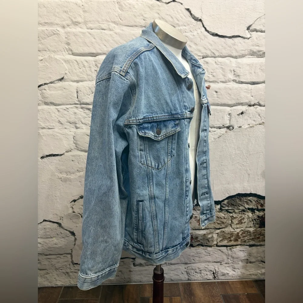 Levi's Classic Light Blue Denim Trucker Jacket Rugged Vintage Inspired Stonewash